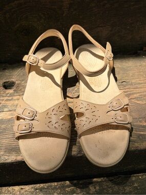 SAS Women's Tabby Caramel Laser-Cut Buckle Sandals
